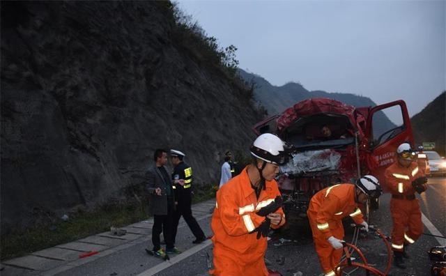 高速路车祸救援行动，生命至上，被困司机紧急救援