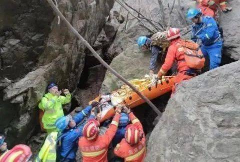 女游客跟团徒步时坠崖身亡