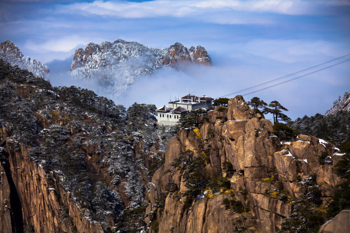 黄山出现震撼金色雪景