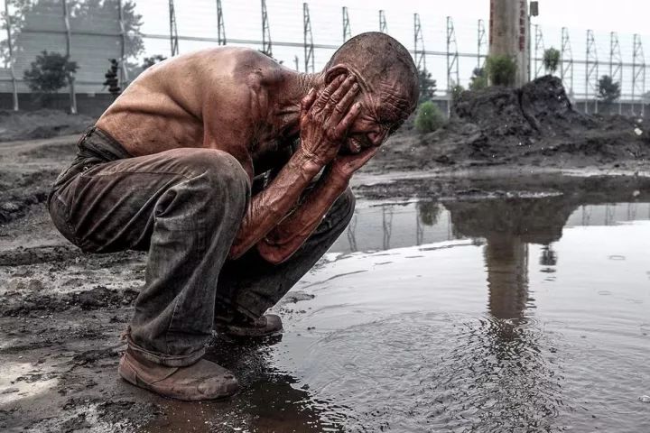 老人私放暖气水引发法律风波，背后的真相与反思