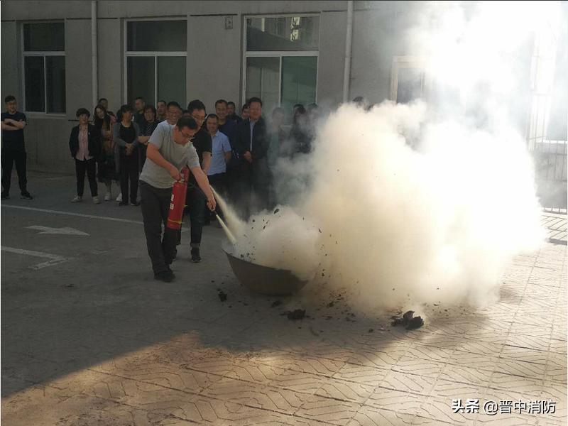 家庭防火关键，电气火灾的应对与及时扑灭策略