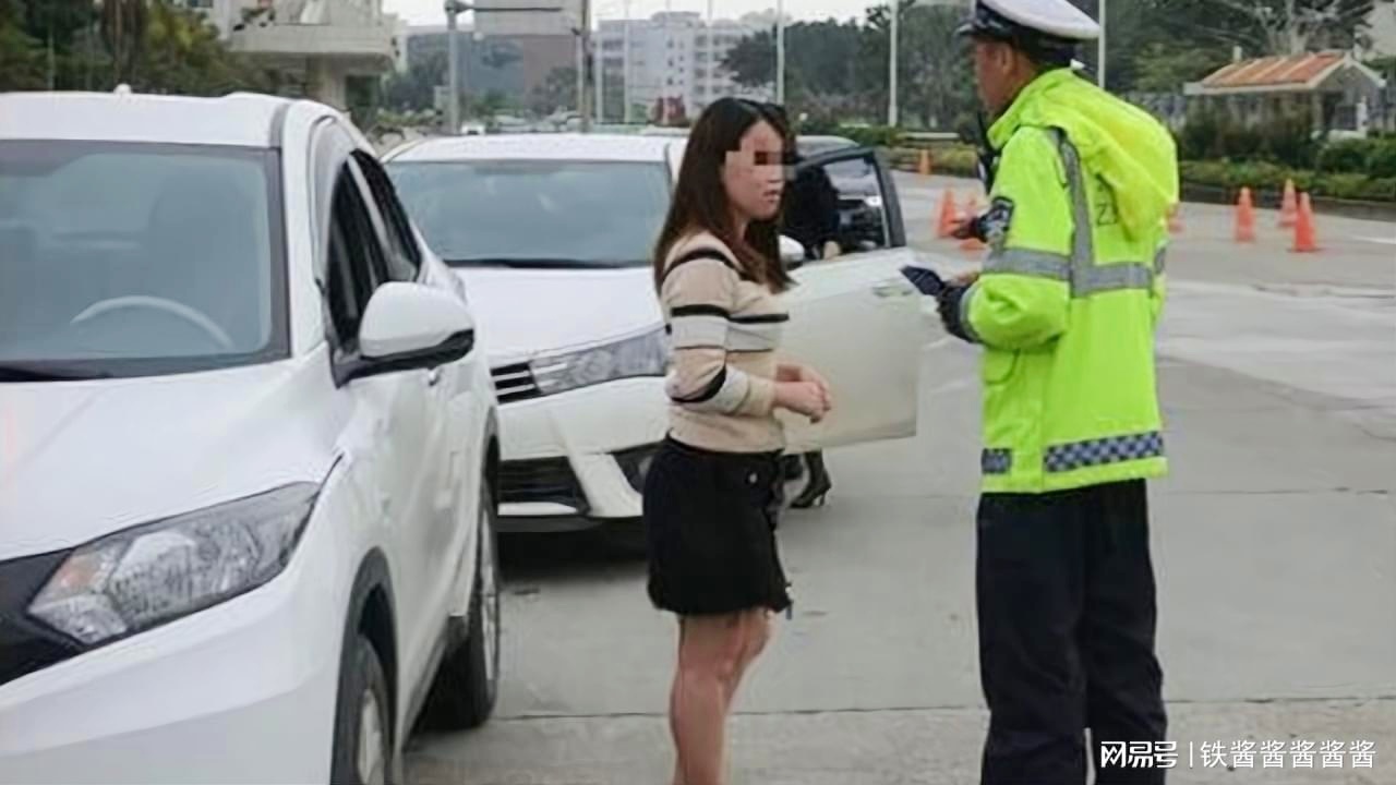 女子举报丈夫开车看美女 交警回应