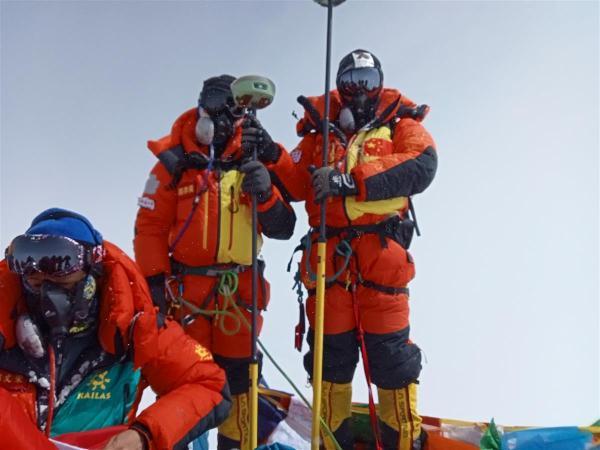 珠峰大本营遭遇地震，亲历者讲述惊魂时刻，车辆剧烈摇晃不止